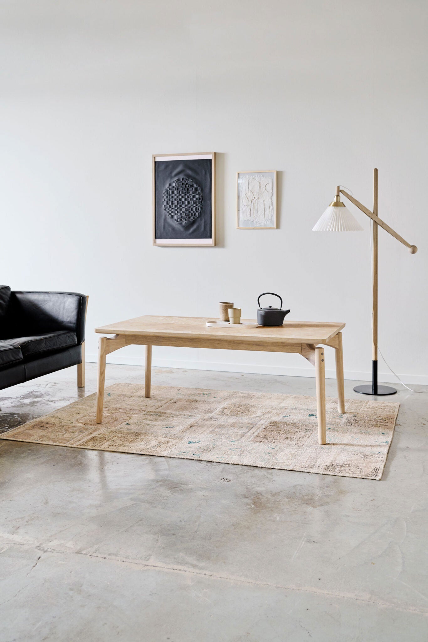 Aeris Soffbord med fiskbensmönstrad bordsskiva på mönstrad matta i vardagsrum
