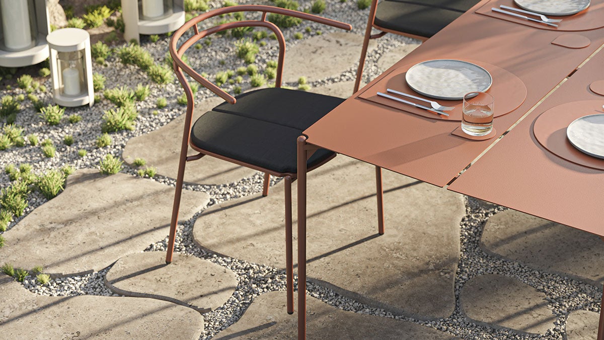 Novo Stol och Novo Bord 160x80 i färgen Ginger Bread i solig trädgård