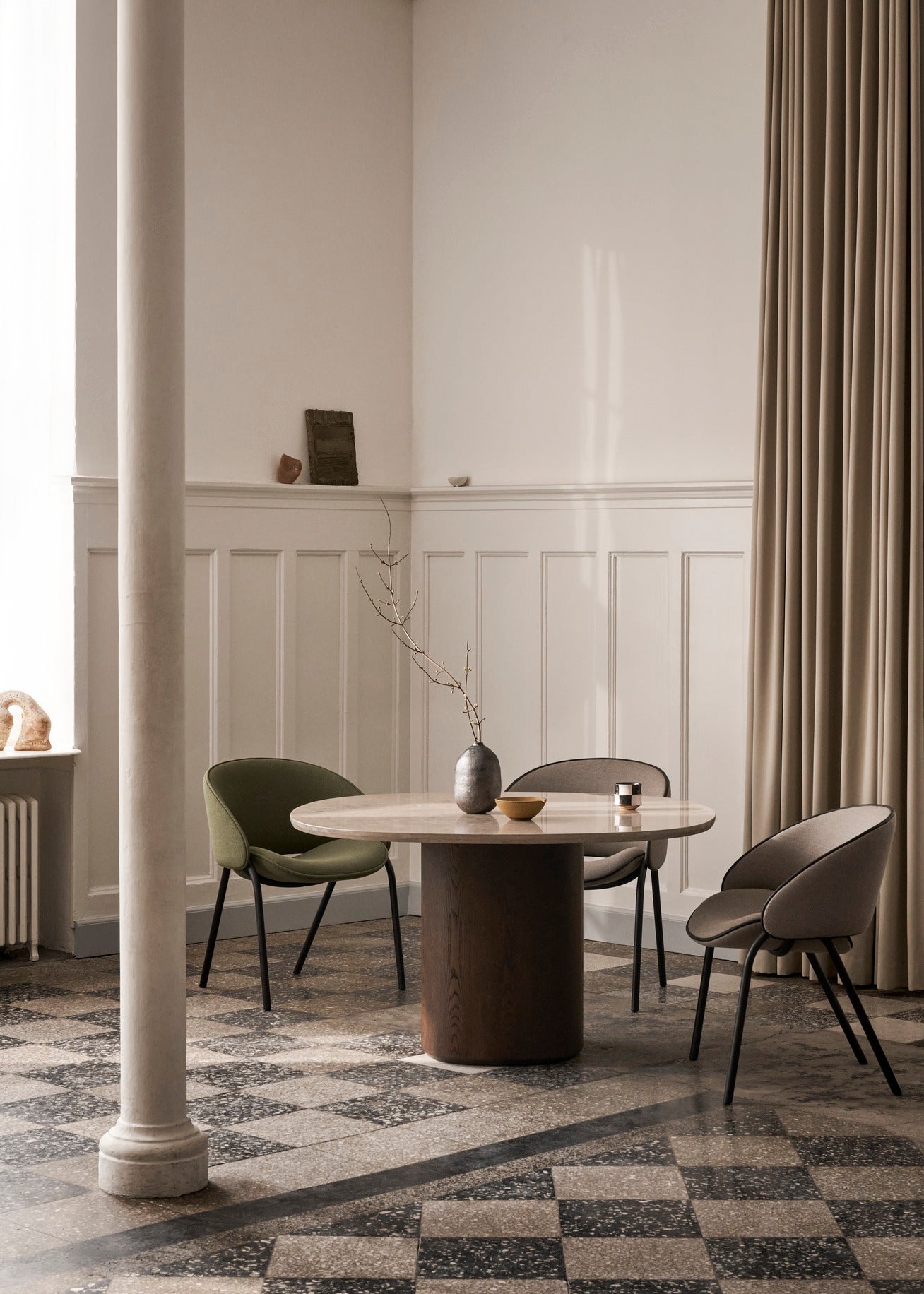 Folium_Dining-chair_Grain-col68243_Fiord-col262-Ovata_Limestone-brown-stained-oak