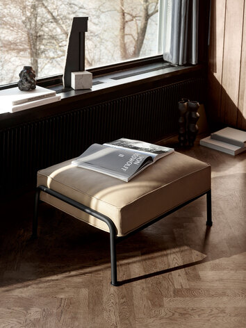 Miljöbild på pallen Aero, i lädret Parma Macchiato