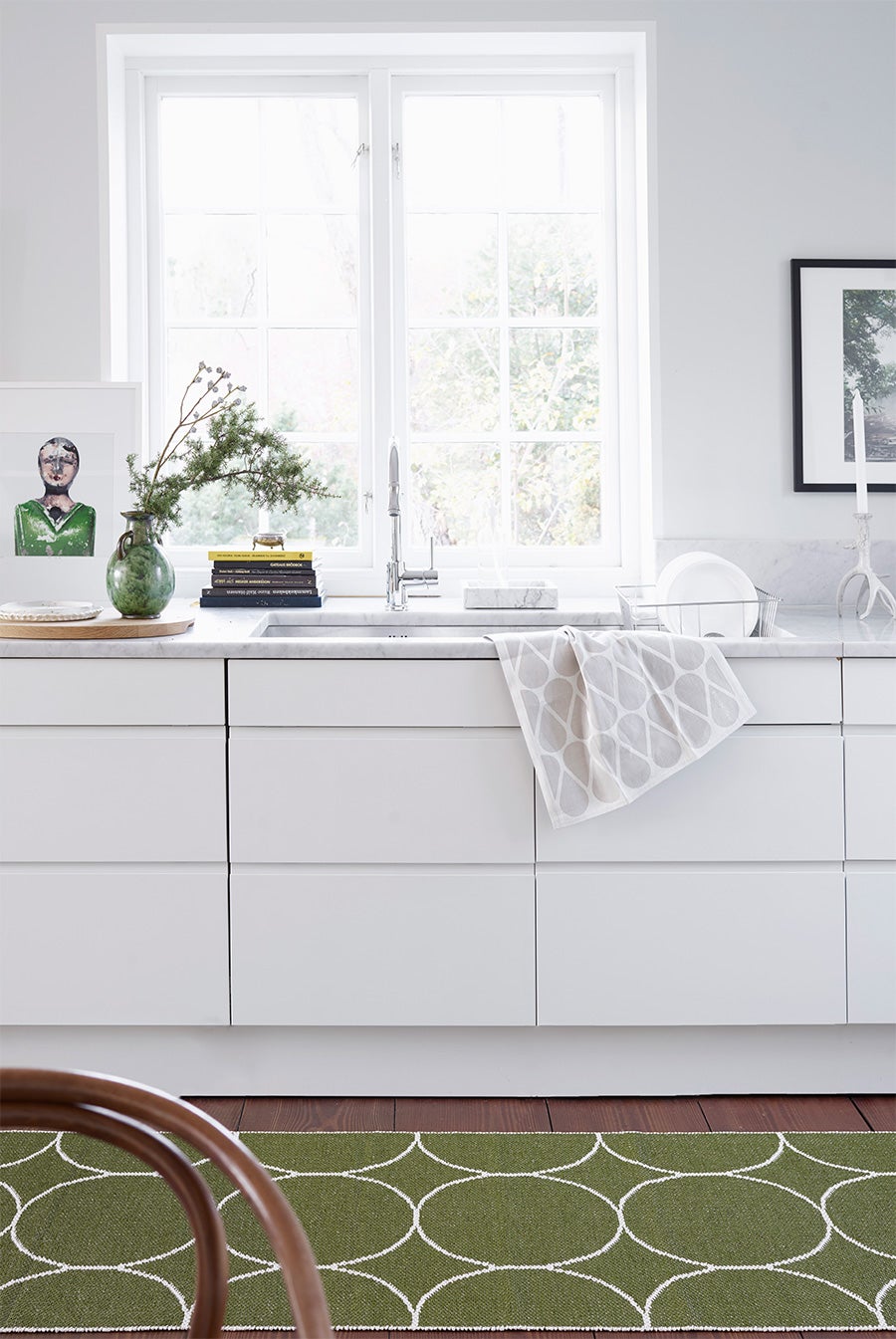 Boo Matta Dark Olive i kök med vita skåpsluckor