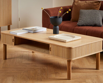 Langley soffbord framför soffa