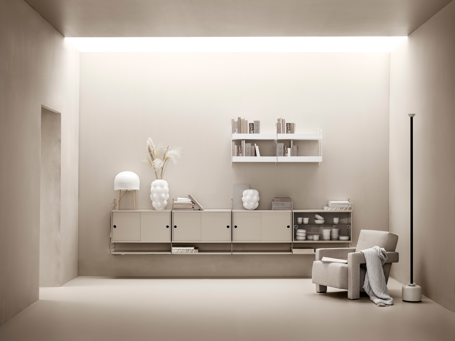Inspirationsbild av beige och vit kombinerad Stringhylla i vardagsrum.