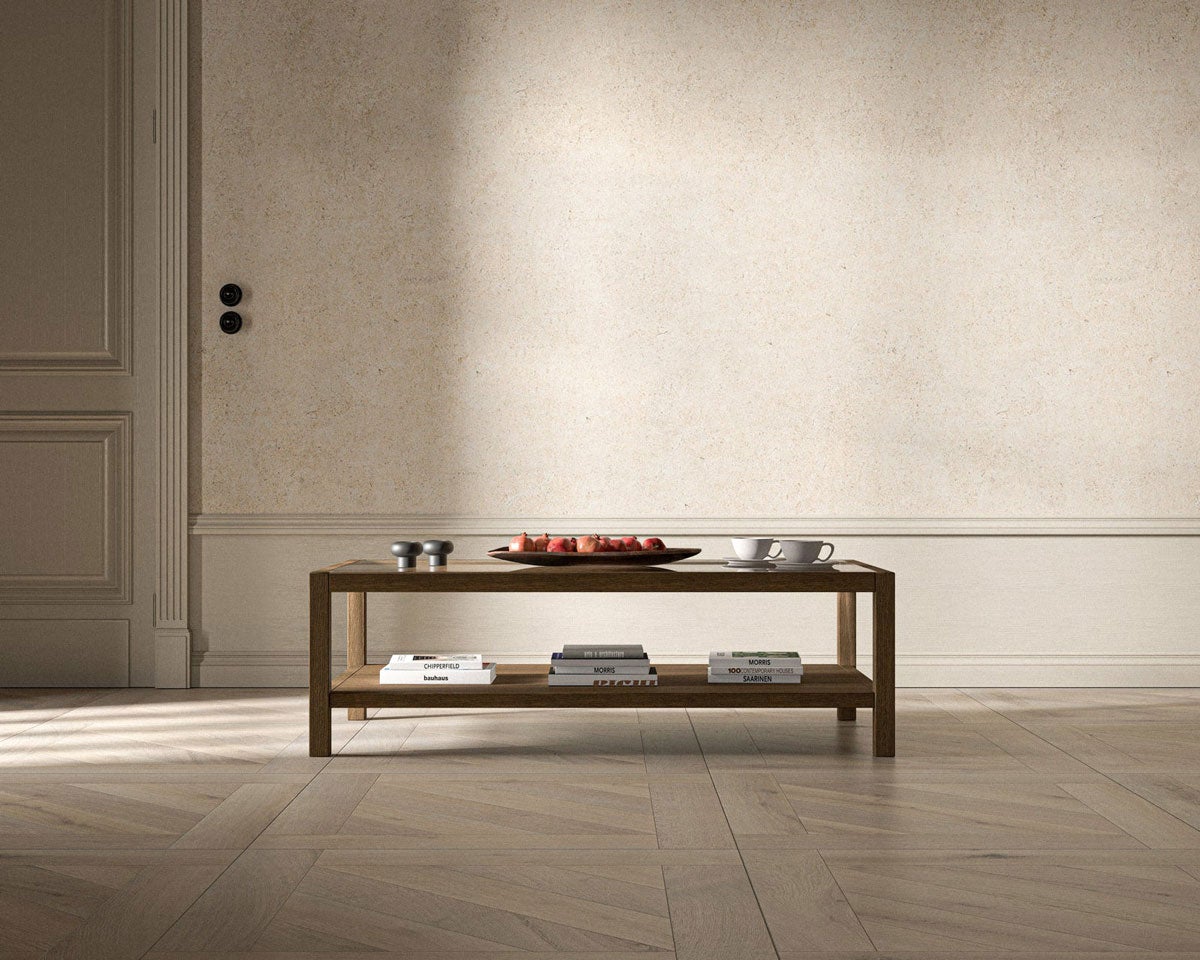 2000 Plus Soffbord i storleken 127x67 centimeter med ljusstakar, koppar, ett fruktfat och en trave böcker