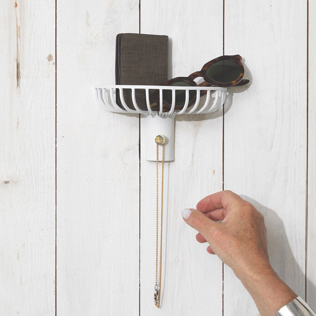 Lunett Hylla i färgen Vit med plånbok, solglasögon och ett halsband