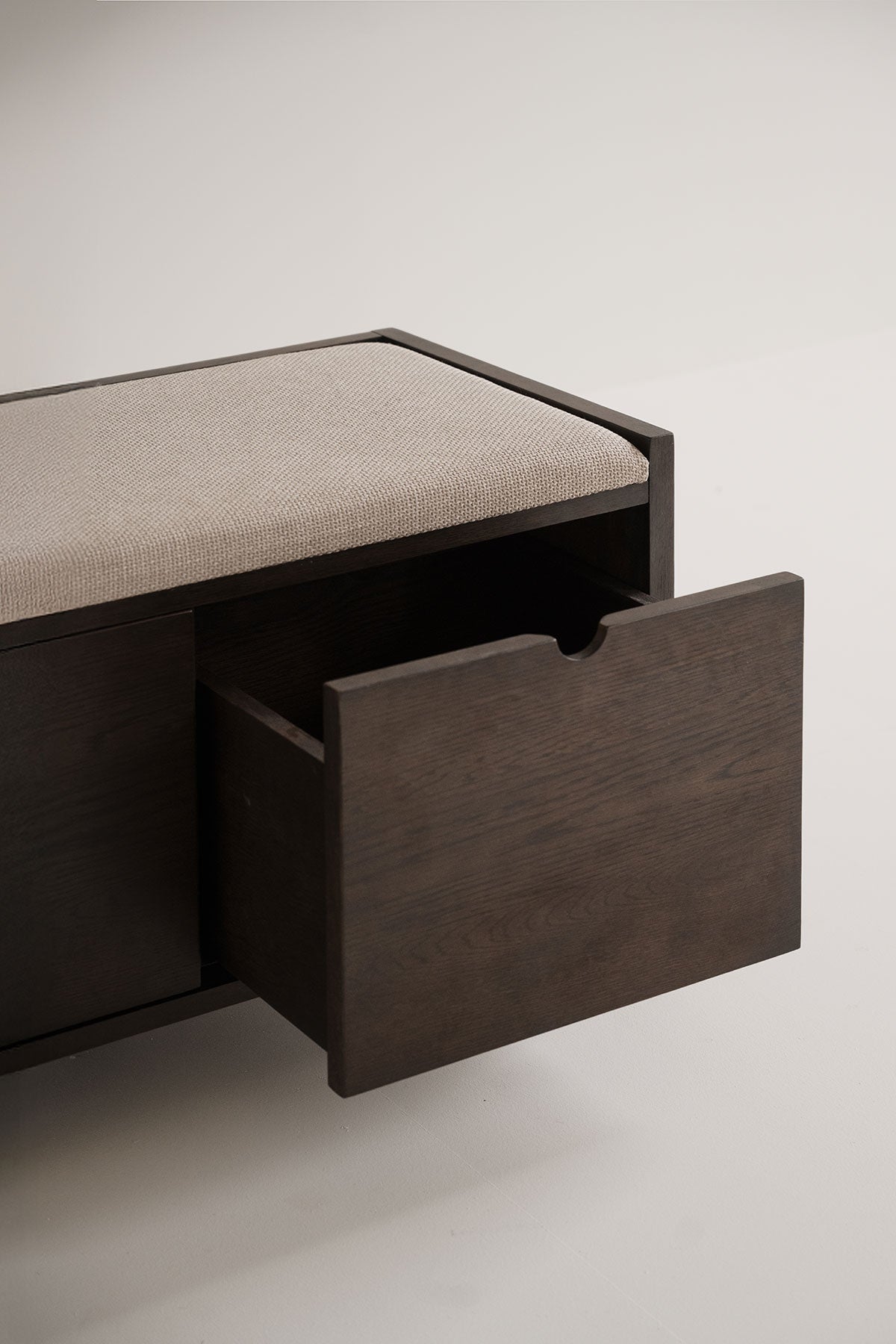Rowico-Hillmond-Bench-Brown-Oak-Beige-Detail