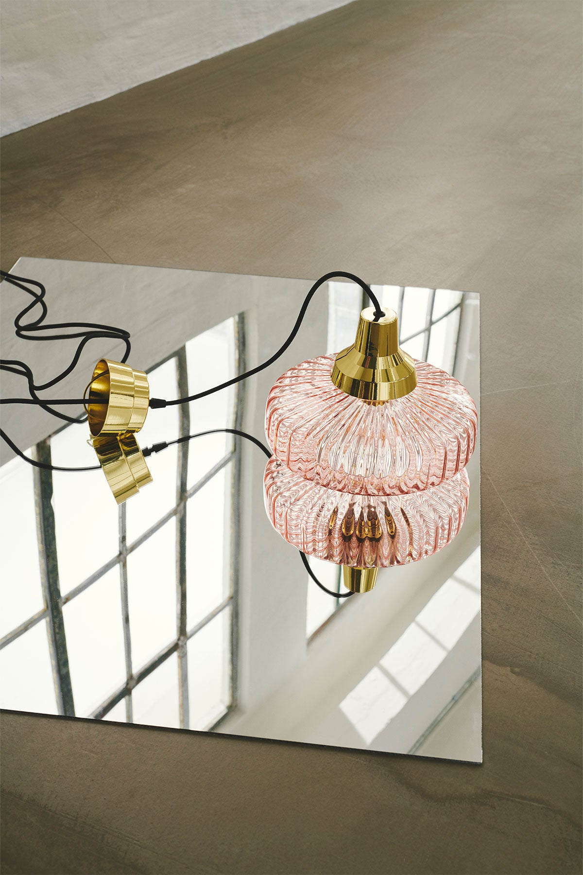 New wave pendel guld rose liggandes på bord