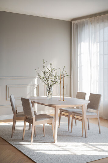 Medford Stol i vitpigmenterad ek med ljusbeige tyg runt ett ovalt matbord i matsal