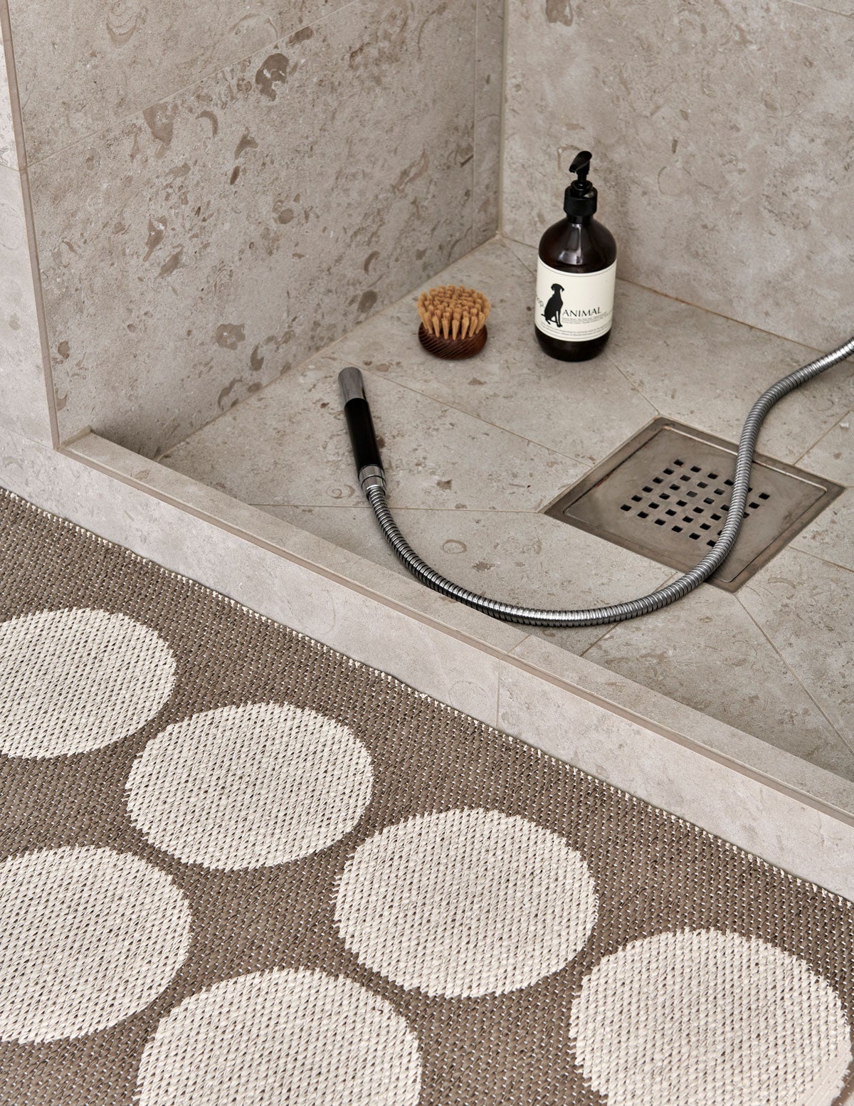 Hugo Gångmatta i färgen Walnut / Linen framför dusch