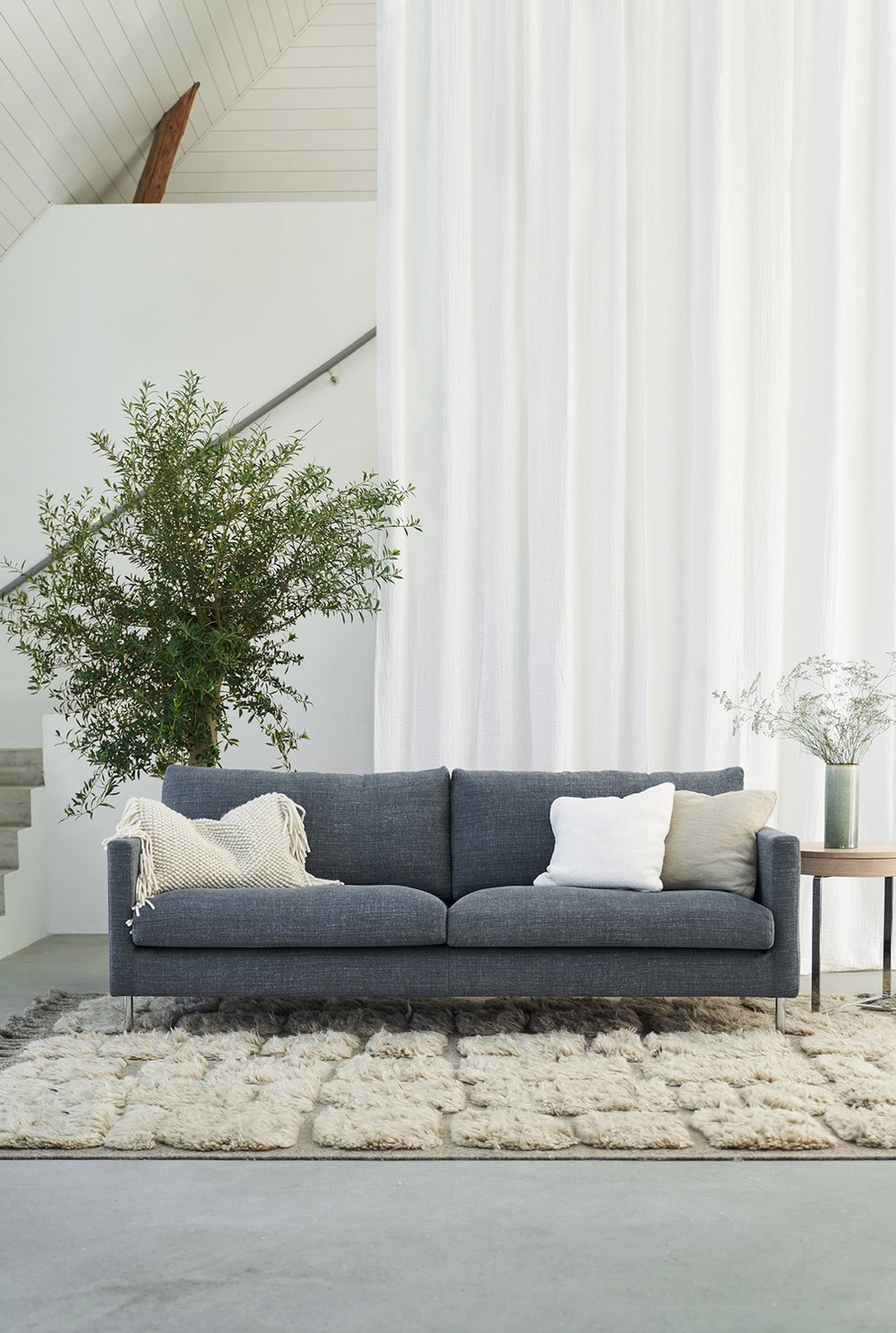 Impulse-3-seater-caleido-stampato-10-steel-lifestyle-livingroom.jpg Sits Impulse soffa 3-sits Lux blågrå i tyg Caleido Stampato 10 Steel i vardagsrum.