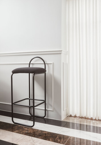 Angui Barstol i färgen Anthracite i smakfullt inredd inredning