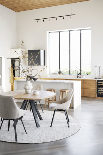 Maddock Matbord i kök med stolar i beige tyg på rund ullmatta