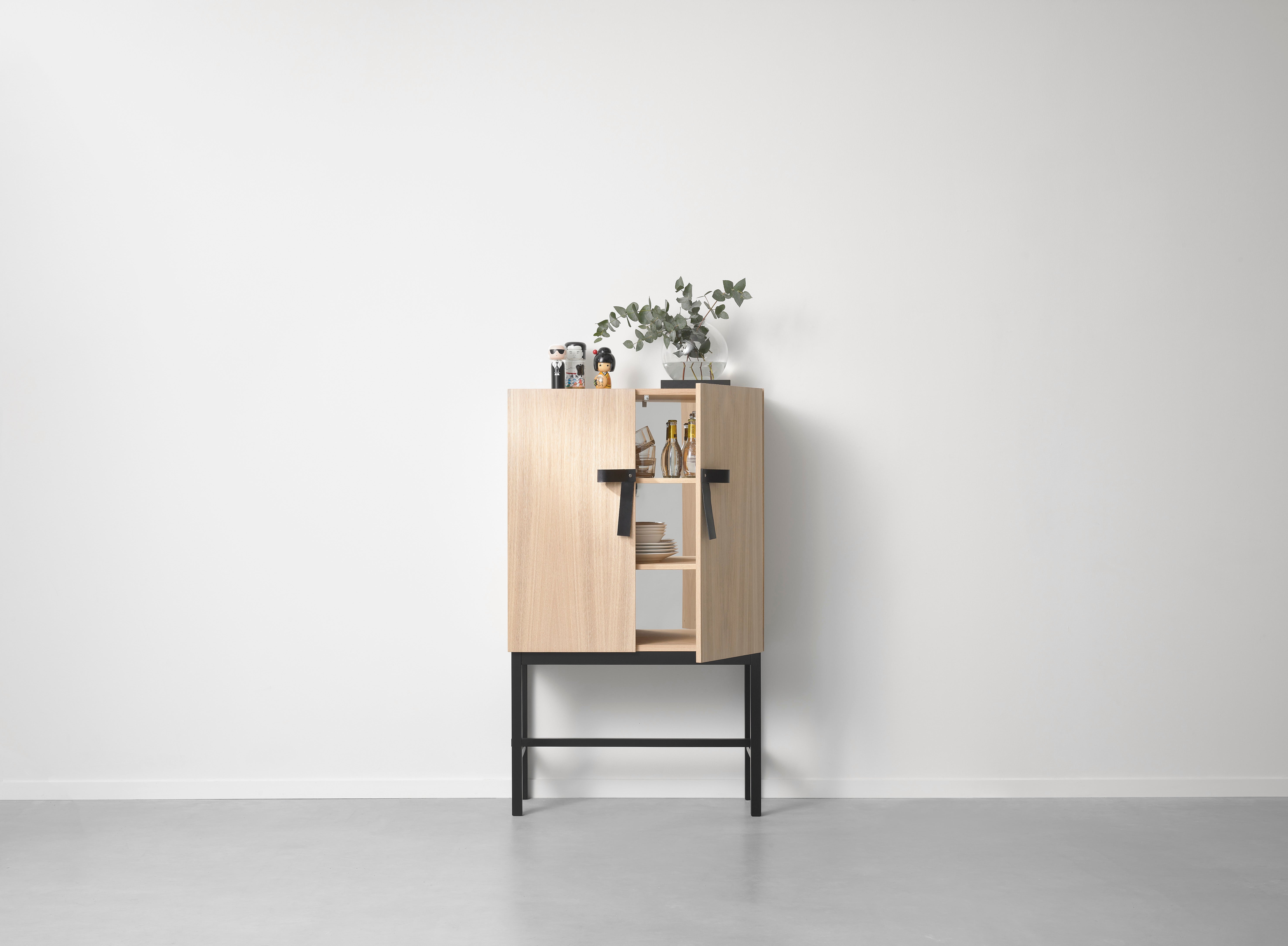 The Bow Skåp med porslin