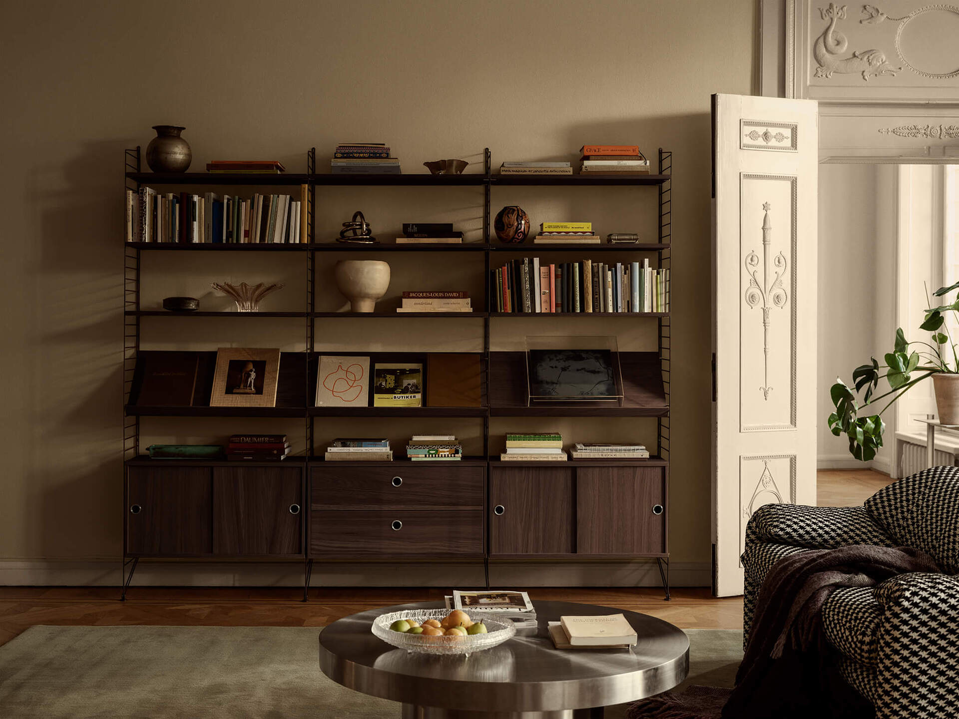 String-System-Dark-Oak-Dark-Brown-Lifestyle.jpg String-System-Dark-Oak-Dark-Brown-Lifestyle