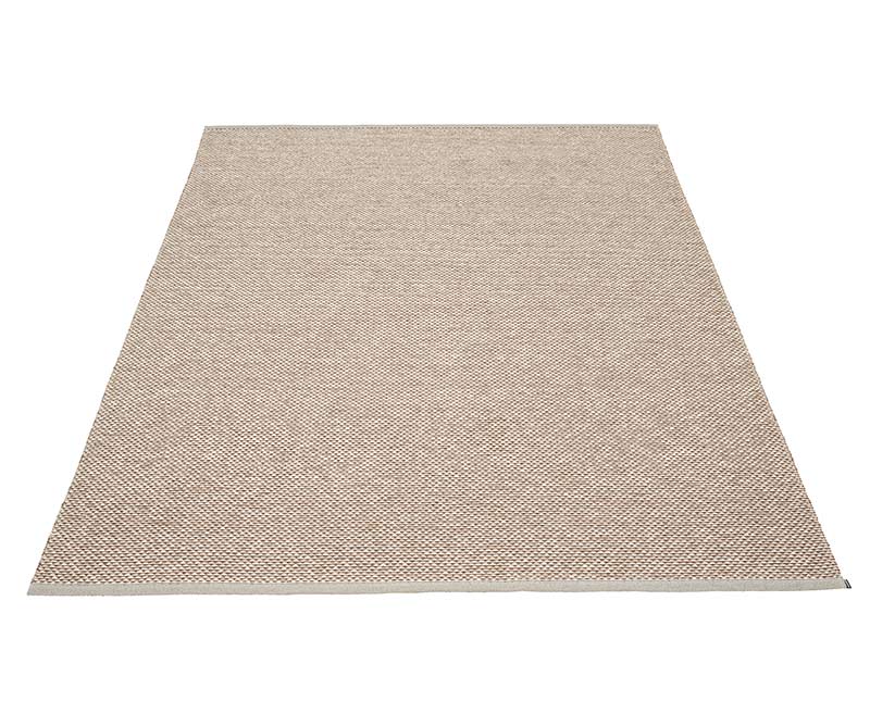 Effi matta Warm grey från Pappelina. 