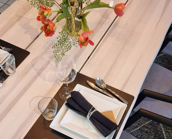 Forest Matbord uppdukat med blombukett i vas