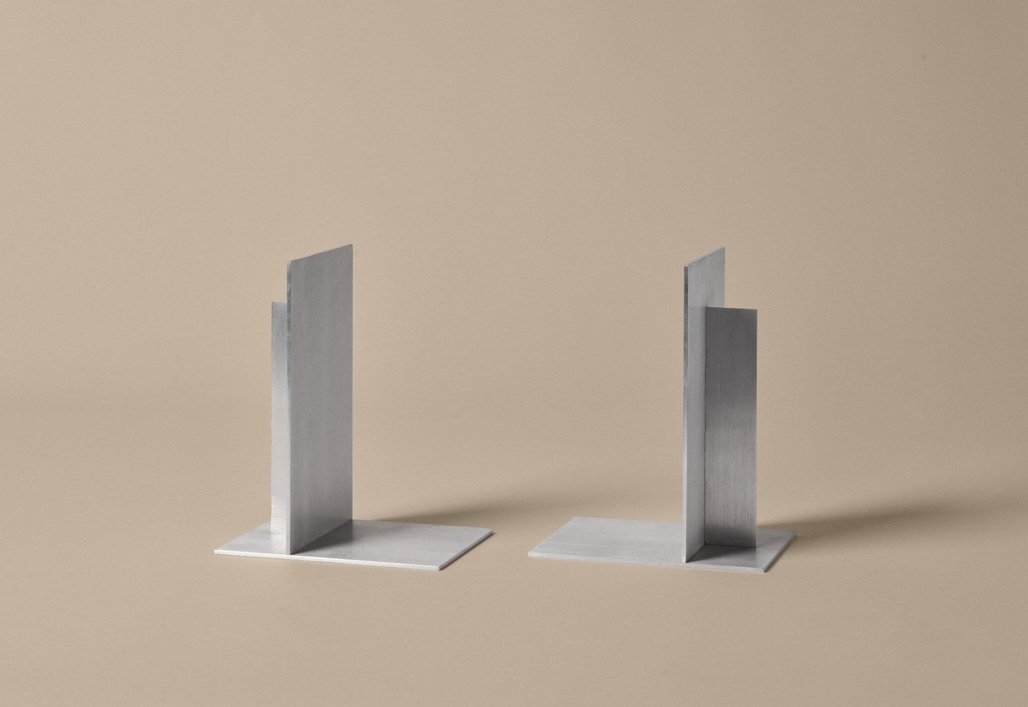 Ferm-Living-Lager-Bookends-Set-of-2-Aluminium-2078-miljo-1