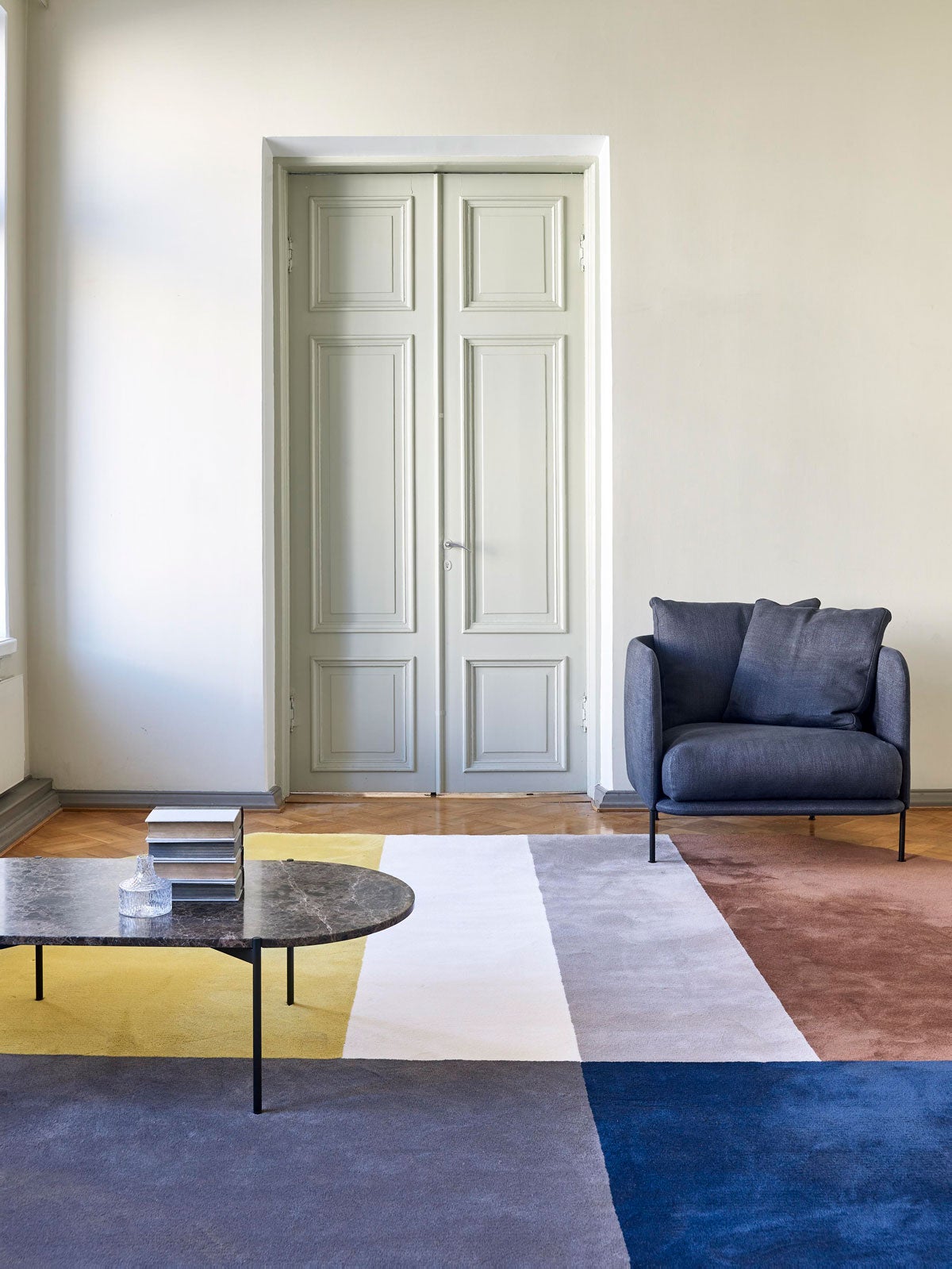 Bonnet Grand Fåtölj på en stormönstrad matta i flera färger