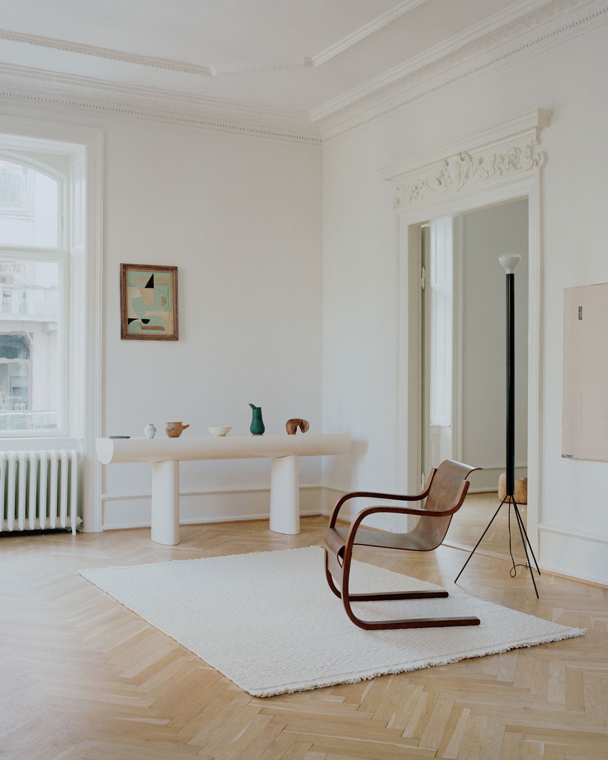 Blonde Maze Matta i färgen White under fåtölj i vardagsrum