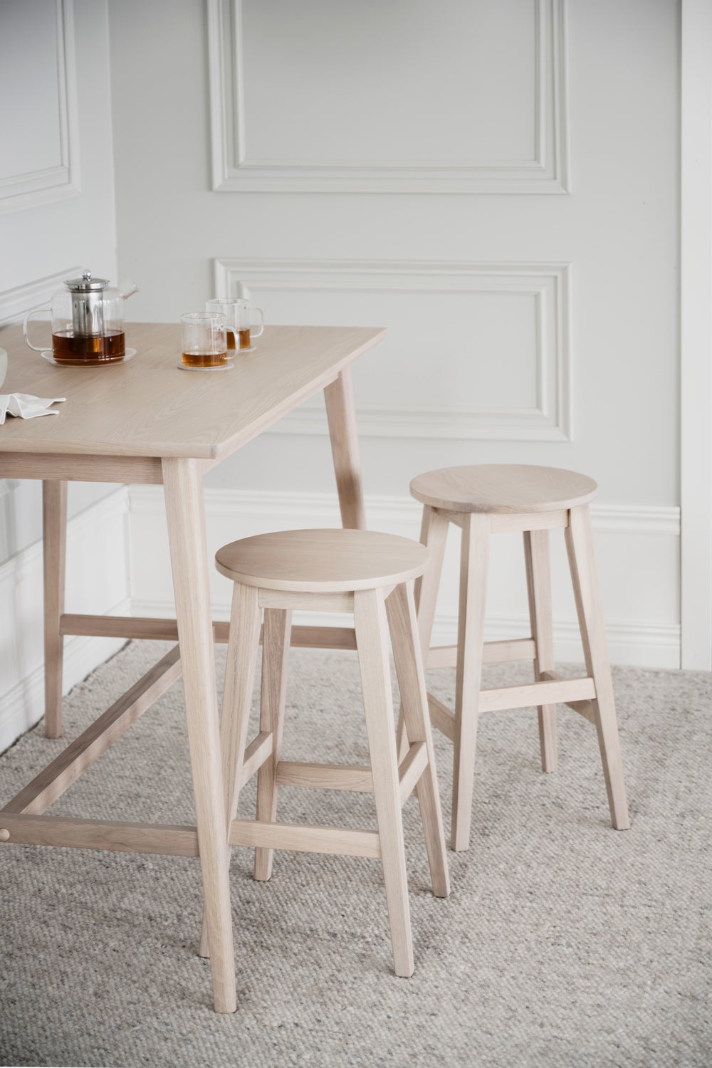 Austin Barpall i vitpigmenterad ek vid Jenson Barbord