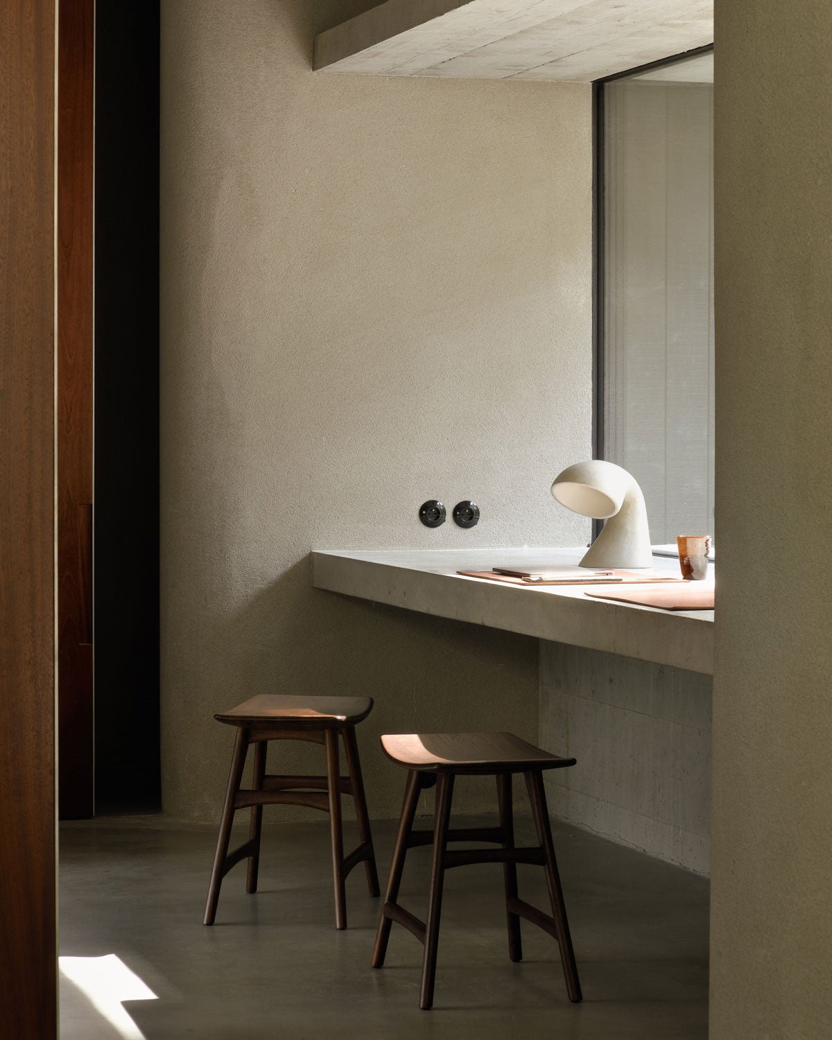 Osso pallar i brunlackad Teak ståendes i ett rum