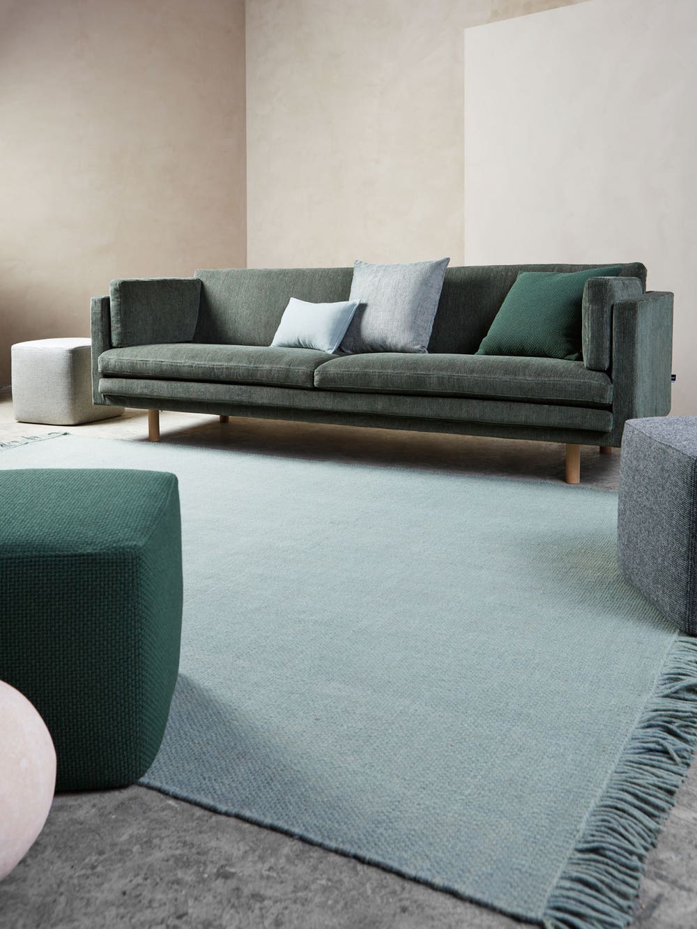 Juul-954-sofa-240x83-cm-Tobacco-09-and-899-footstools-113-carpet-ENVIR-0181.jpg Juul soffa 954