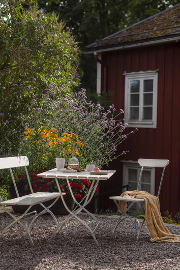 Bryggerisoffa, Bryggeribord och Bryggeristol i vitlackad ek från Grythyttan framför falurött hus