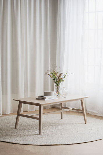 Filippa Soffbord 130 i vitpigmenterad ek med två vaser och dekorativa böcker