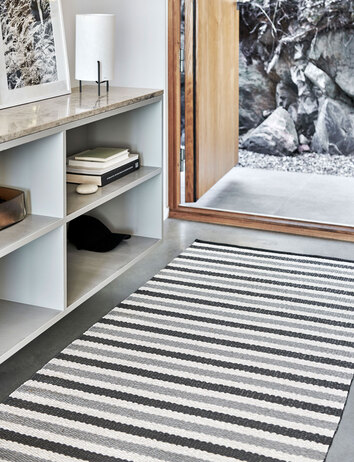 Teo Gångmatta Warm Grey i en modern hall.