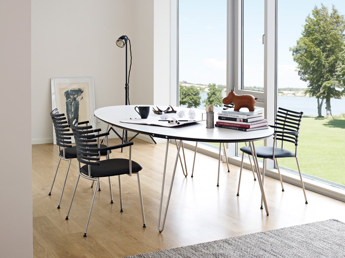 GM 6600 Bord Ovalt med Tiger Stolar i matsal intill stora fönster som vetter ut mot grönska