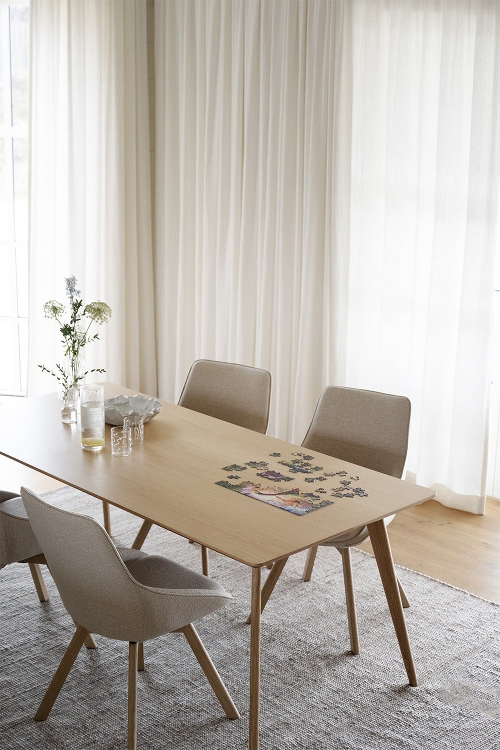 Yumi-matbord-190-Ek-lackad-Alison-stol-beige-matsal-02