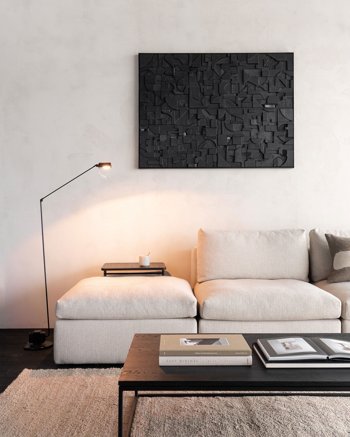 Mellow Modulsoffa i vardagsrum med neutral färgskala