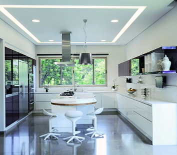 Spoon barstol, vit, kring en köksö.