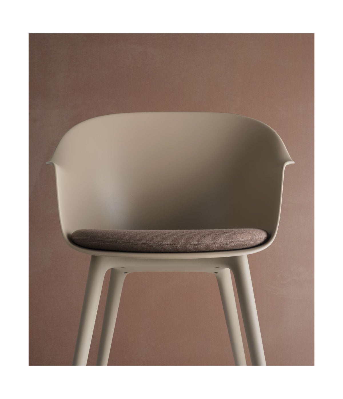 Bat_DiningChair_Plastic_Cushion_NewBeige_NewBeige_Gabriel_Crisp_x_Detail