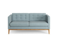 Bilden visar Madison, i tvåsitsig modell. Soffan är klädd i tyget Retro 18, med knappar i ryggen. Benen är i oljad ek. 
