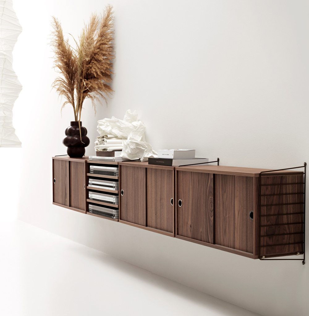 inspiration-string-system-living-room-walnut-brown-white-2_portrait_xlarge.jpg Inspiration String system vardagsrum. String Sideboard, Tv-bänk i valnöt