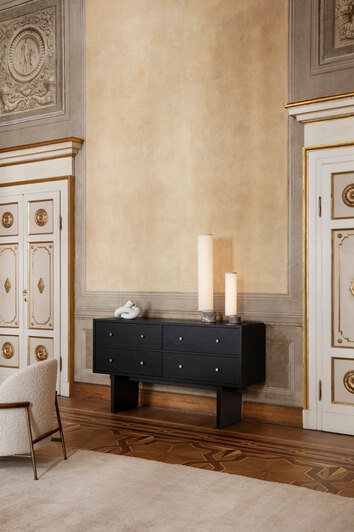 Private Sideboard Brunsvart Ek med två bordslampor och en skulptur