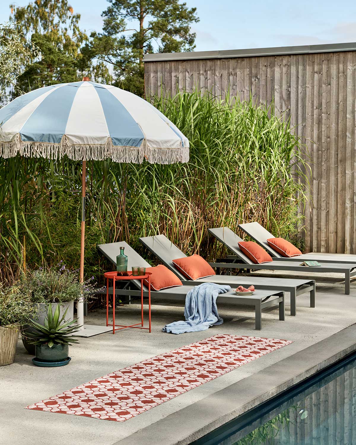 Pappelina-Anya-Runner-Brick-Lifestyle-1