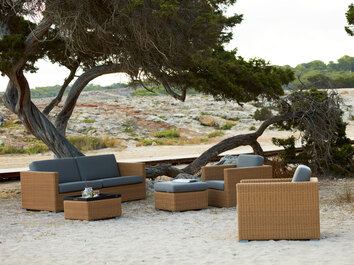 Chester 3-sits Soffa, Loungefåtölj och Soffbord i färgen Natural i utomhusmiljö