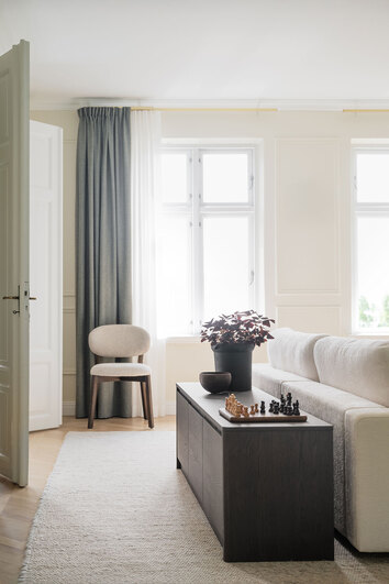 Melstone Sideboard i höjd 50 centimeter i brun ek bakom en beige soffa