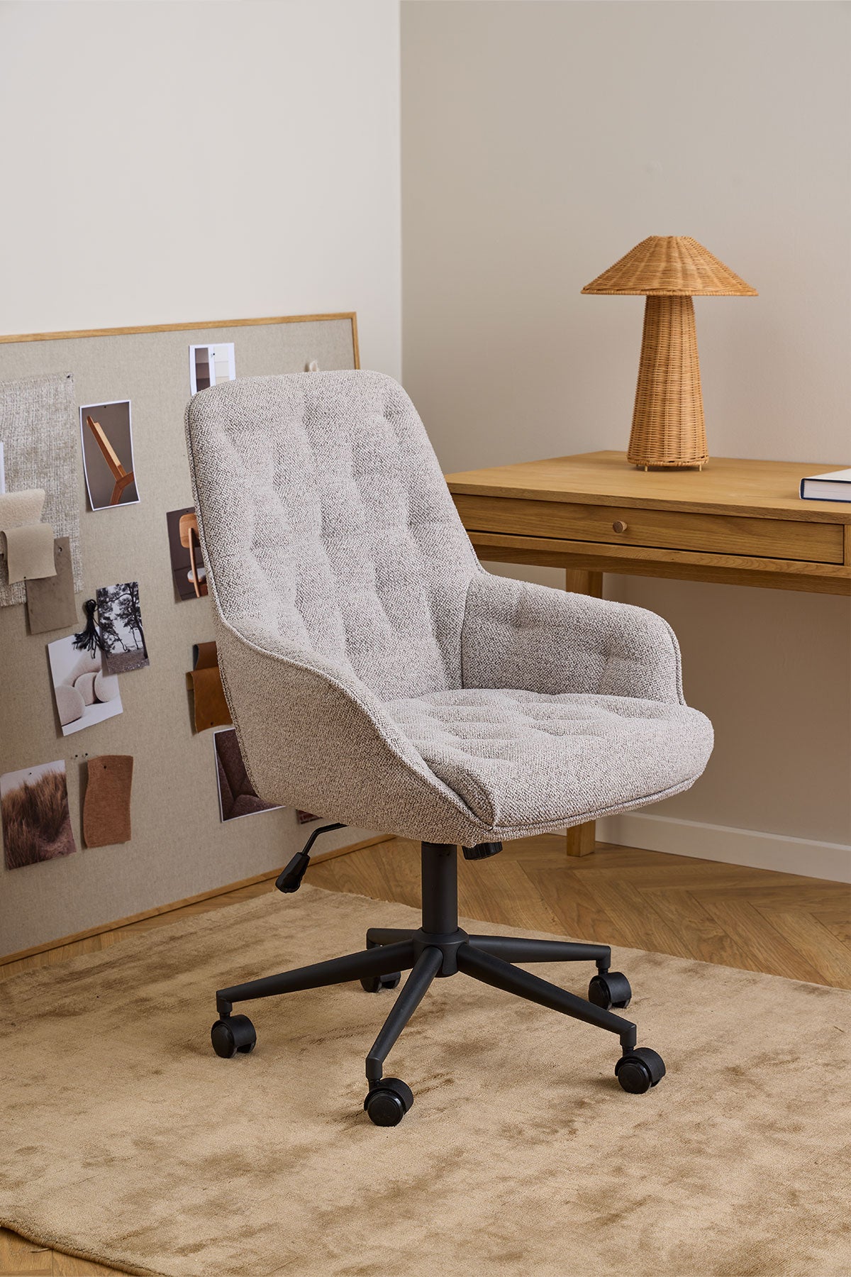 Erik skrivbordsstol i beige med bord bredvid.