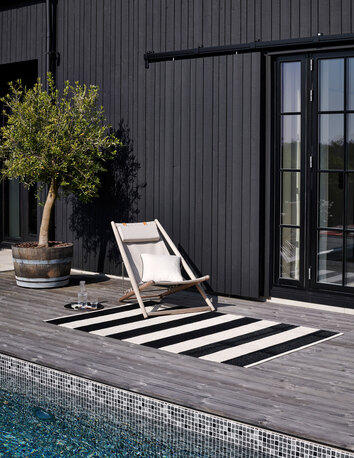 Bob Matta i färgen Black / Vanilla på soligt trädäck