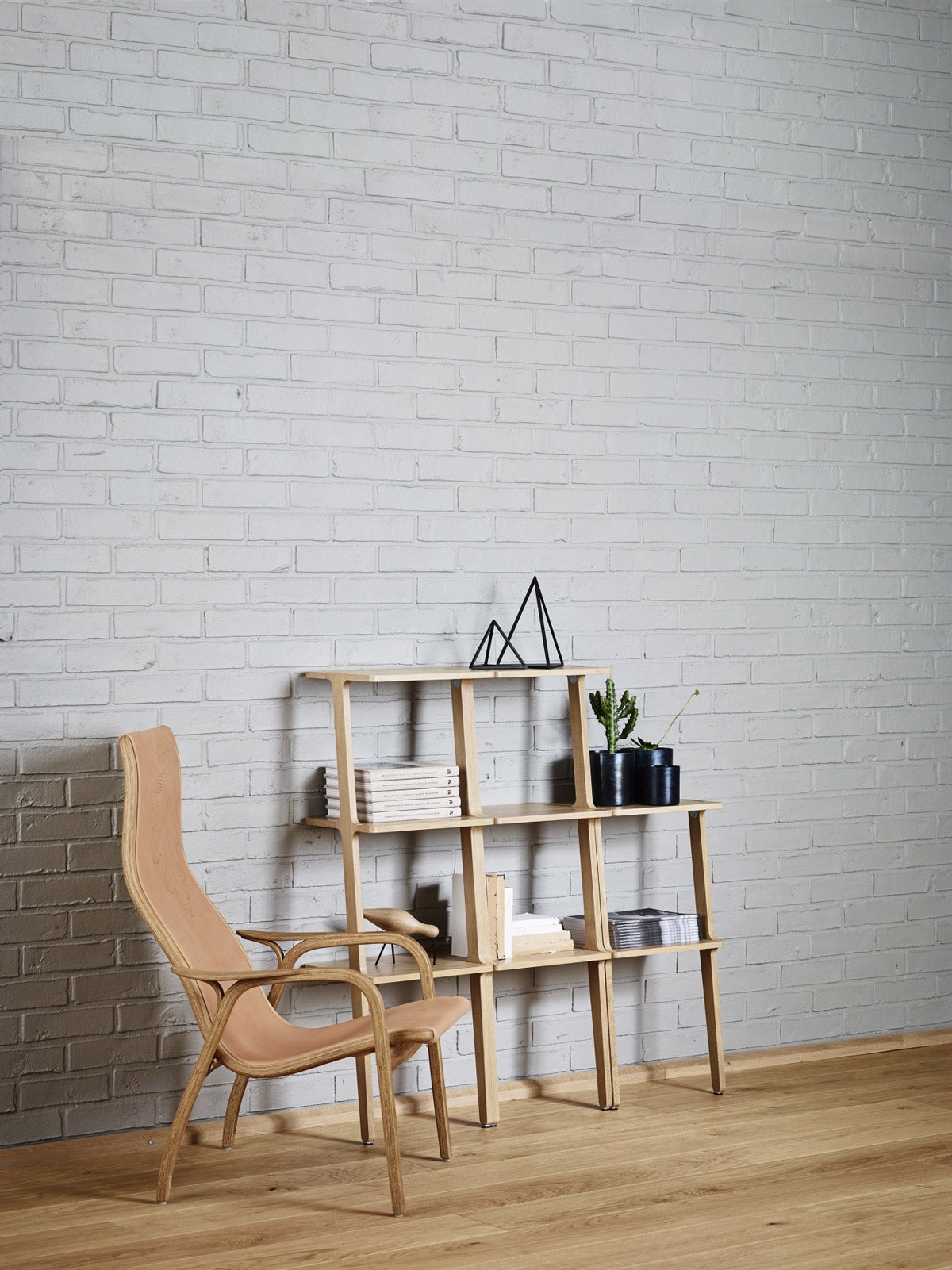 Libri Hylla med tre hyllplan i ask bredvid Lamino Fåtölj i läder