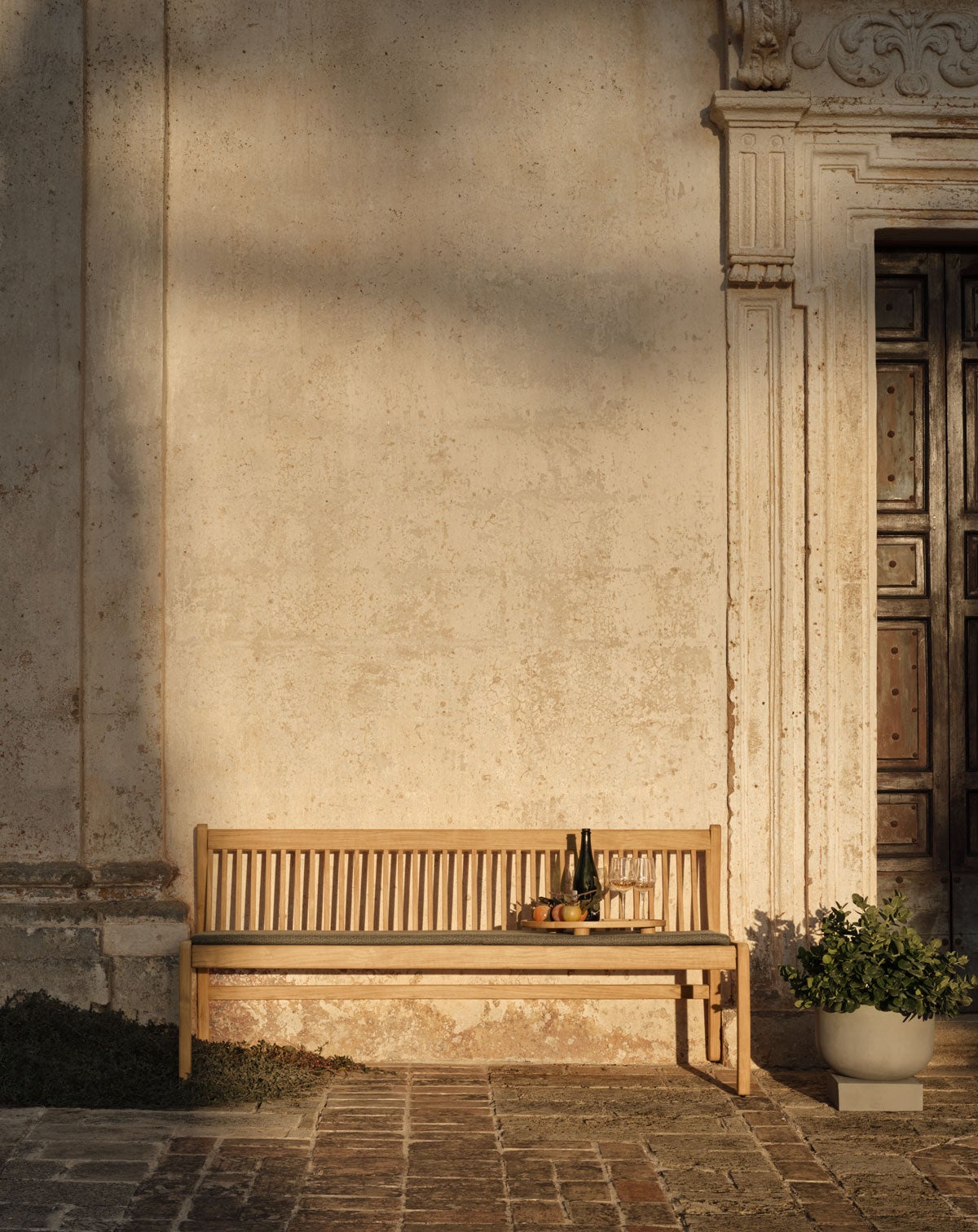 Bolia-Patio-Outdoor-Bench-170-Lifestyle