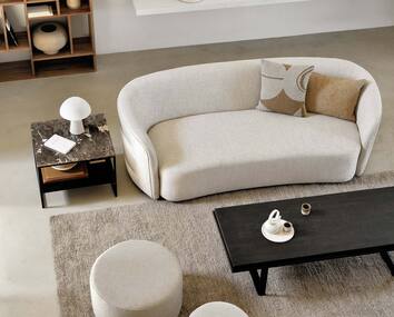 Ellipse Soffa från Ethnicraft i ett jordnära vardagsrum med naturmaterial