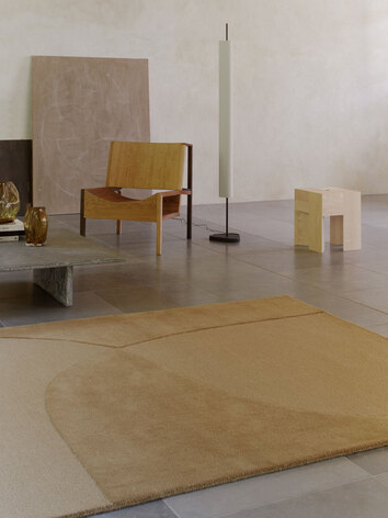 Split Plains Matta i färgen Mustard i ljust vardagsrum