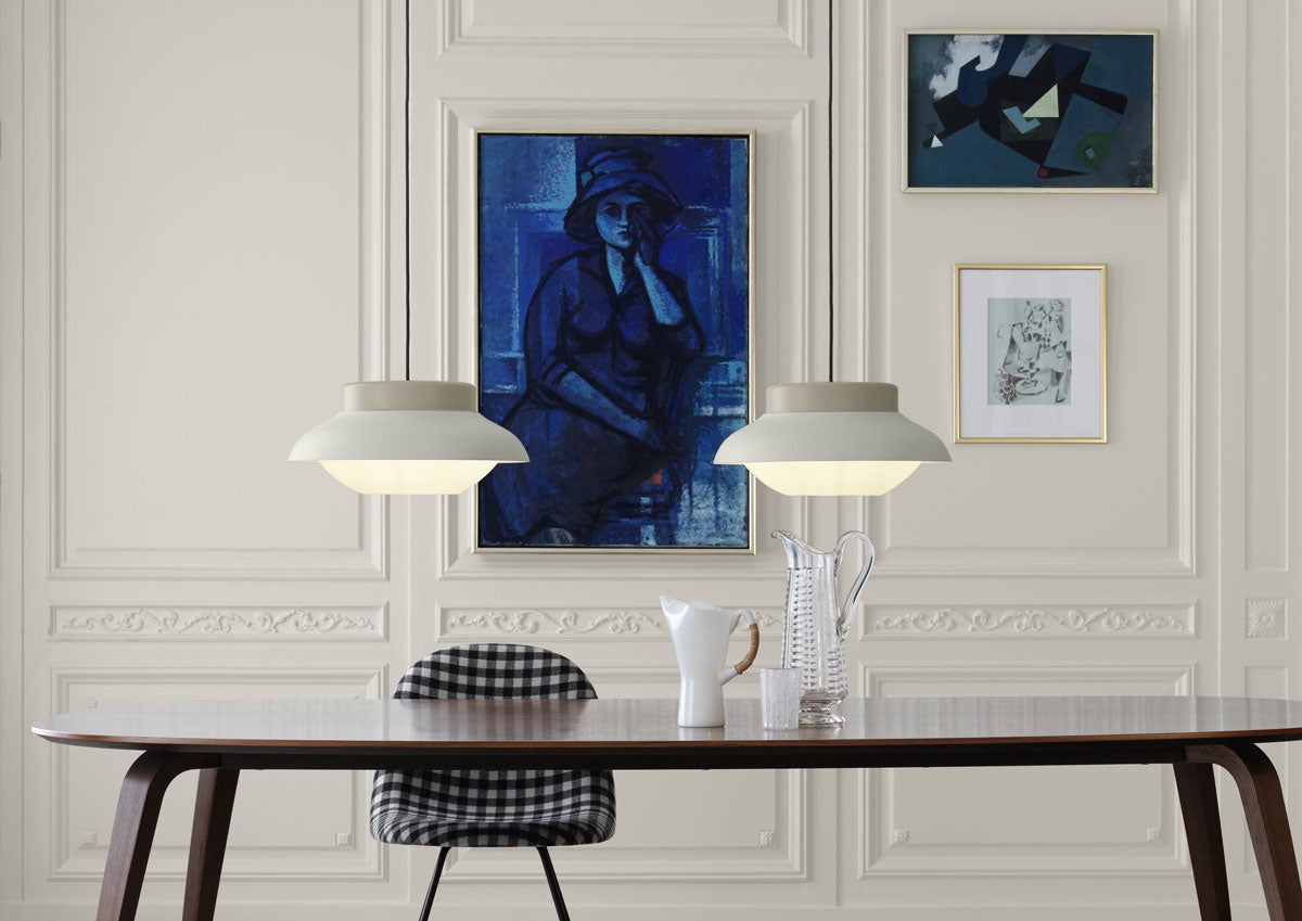 Gubi Matbord med en rutig stol under hängande pendellampor