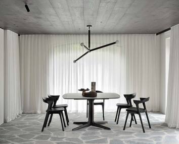 Bok Stol runt Corto Matbord i luftigt rum med skira gardiner