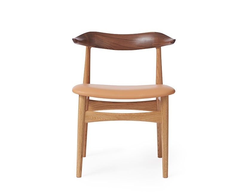 Cow Horn Stol med stomme i ek och valnöt klädd i lädret Soavé