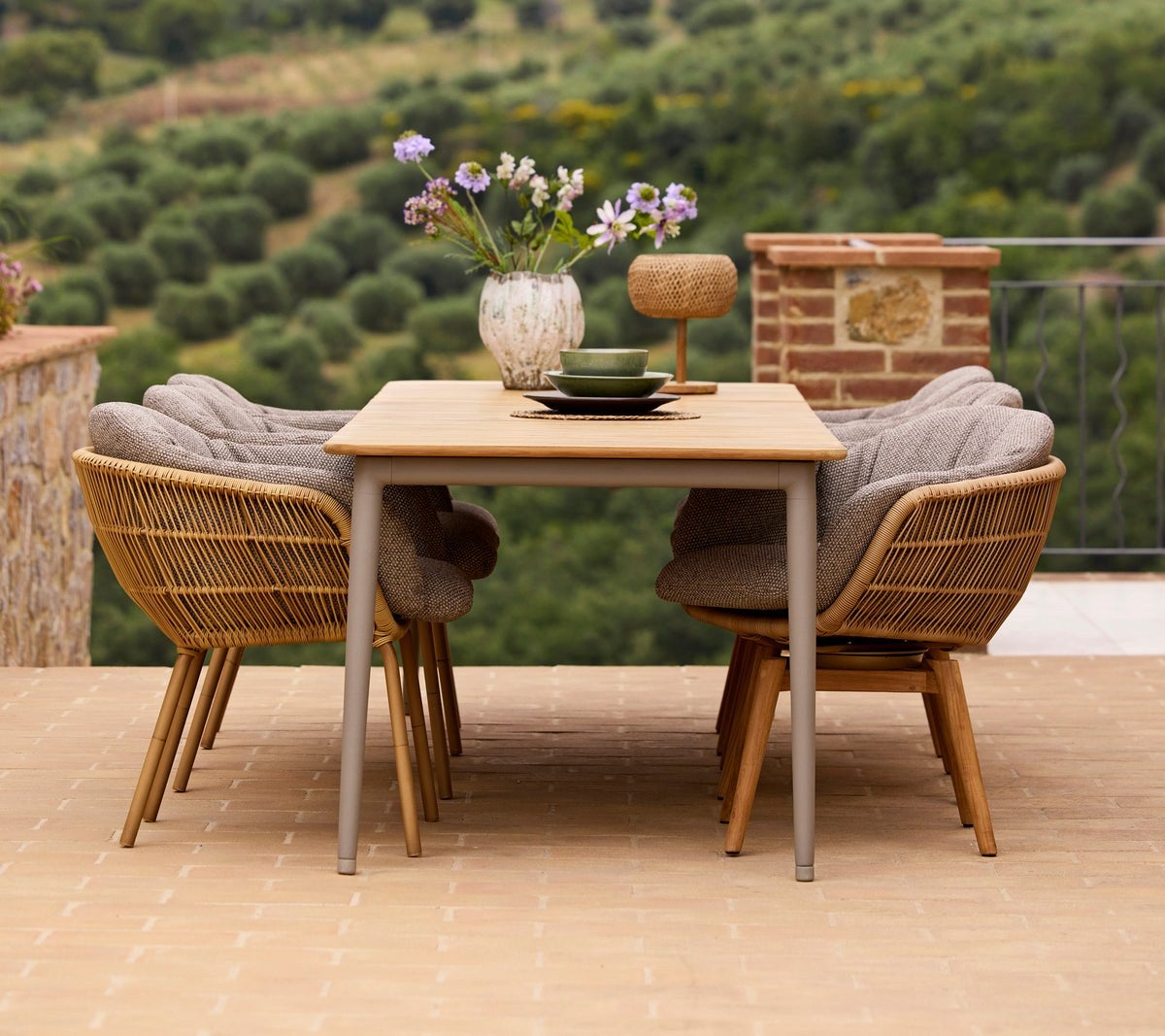 Stay_dining_chair_with_aluminium_legs_-_Core_dining_table_65-env-3dd79